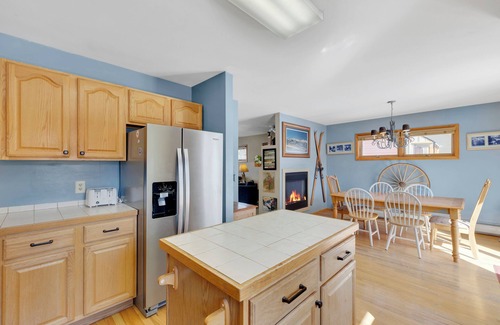 Baldy Mountain House | Views! Private 4 Bedroom Home with Private Hot Tub!