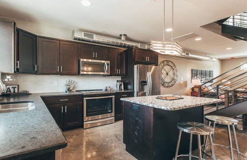 Cleveland Park Condo | VIEWS Rooftop Deck Sleeps 6 Near Broadway