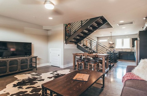 Cleveland Park Condo | VIEWS Rooftop Deck Sleeps 6 Near Broadway