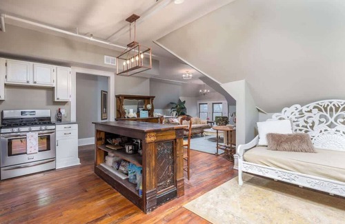 Westside North Apartment | ★ Views ★ Walk to Downtown ★ Lux King Bed ★ WIFI ★