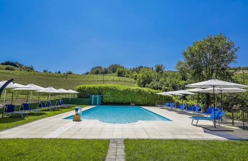 Santo Stefano Belbo Villa | Vigna Dell'Acqua - Beautiful villa with swimming pool surrounded by vineyards