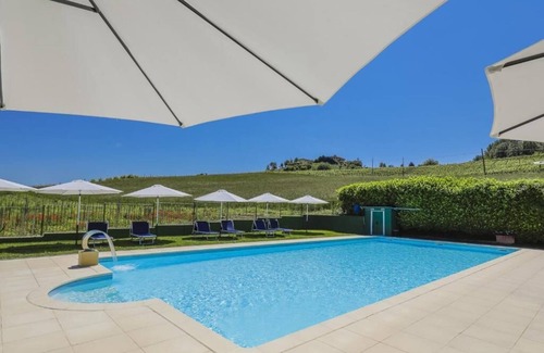 Santo Stefano Belbo Villa | Vigna Dell'Acqua - Beautiful villa with swimming pool surrounded by vineyards