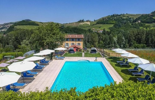Santo Stefano Belbo Villa | Vigna Dell'Acqua - Beautiful villa with swimming pool surrounded by vineyards