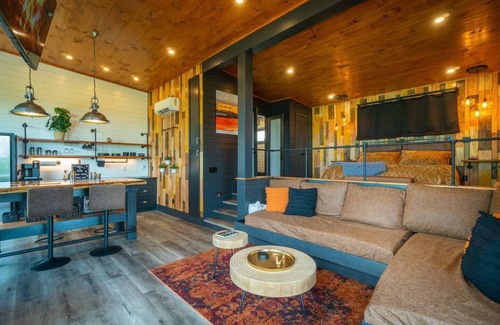 Helen Apartment | Viking Hilltop Suites-Yonah Suite- Walk to Town