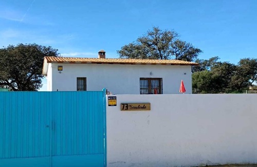 El Castillo de las Guardas Ski Chalet | Villa Saudade, Casa Entre Encinas Relax y Ocio en la Sierra