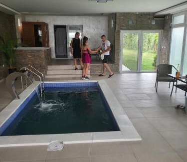 Becej House | Vila Barcelona Curug