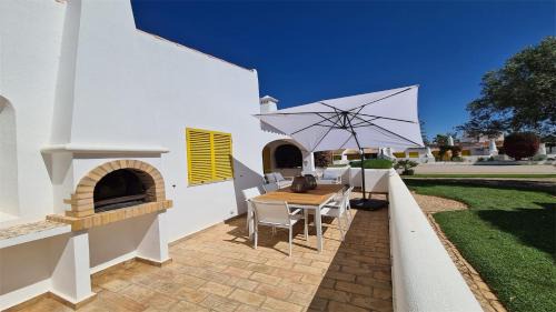 Aldeia do Golfe Villa | Vila Chez Lee, 219 Aldeia do Golf-CleverDetails - Sleeps 6, quiet area