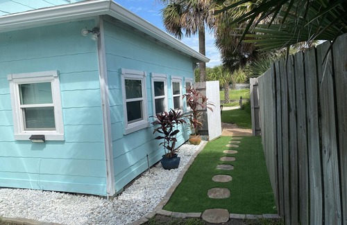 Vilano Beach Cottage | Vilano Beach Cottage, 1/2 block to Surfside Beach. Historic Capo Cottage