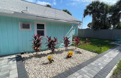 Vilano Beach Cottage | Vilano Beach Cottage, 1/2 block to Surfside Beach. Historic Capo Cottage