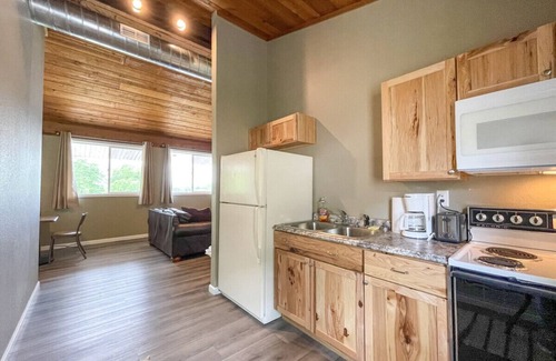 Lake Ozark Villa | Villa 1 sleep 6 w/VIP pkg- Bachelor parties here!