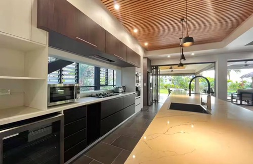 Nadi Villa | Villa 101 - 5BR Private Poo- Private Pool - Poo - Table - Tub