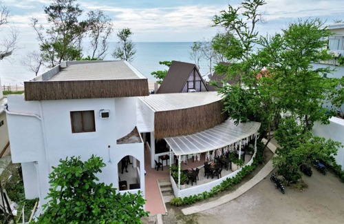 Sipalay Villa | Villa 2- with AC; Beachfront
