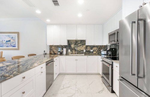 Seven Mile Beach Condo | Villa 23, Forth floor 3 bedroom, 3 bathroom, oceanfront, fully equipped.