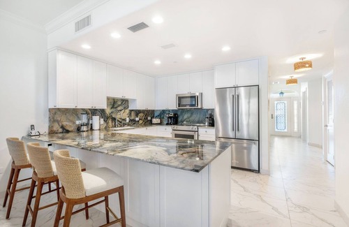 Seven Mile Beach Condo | Villa 23, Forth floor 3 bedroom, 3 bathroom, oceanfront, fully equipped.