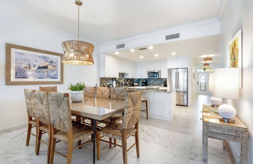 Seven Mile Beach Condo | Villa 23, Forth floor 3 bedroom, 3 bathroom, oceanfront, fully equipped.