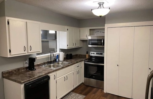 Poplar Bluff House | Villa 5 · Poplar Bluff 2BR/1.5 Bath House (2022 Renovation)