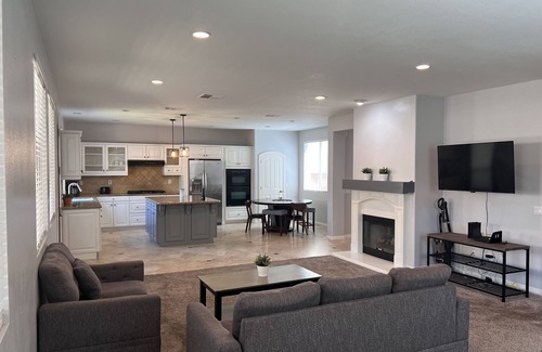 Corona Villa | villa 6 beds,4.5 bath.3200sqft