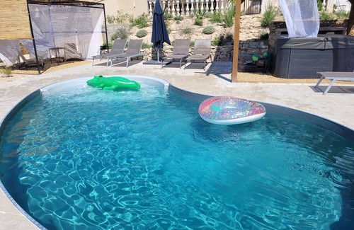 Cucuron Villa | VILLA 6 pers JACUZZI and swimming pool at the foot of the LUBERON