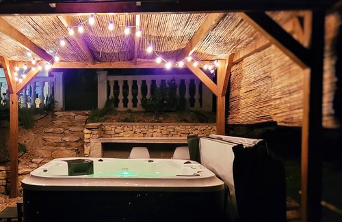 Cucuron Villa | VILLA 6 pers JACUZZI and swimming pool at the foot of the LUBERON