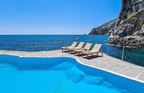 Furore Villa | Villa Abbondanza: A splendid and luminous three-story villa set into the cliff, sheer above the sea and with direct access to the sea, with Free WI-FI.