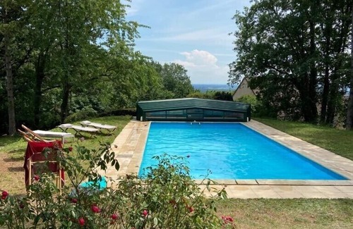 Givry House | Villa above vineyards with swimming pool