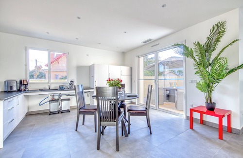 Lacanau-Ocean Villa | Villa 'Acacia - Centre-ville, Pmr' with Private Terrace, Wi-Fi and Air Conditioning