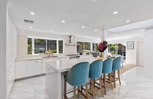 Newport Villa | Villa AIX - HUGE ENTERTAINERS HOME - Minutes from the Sea -Magnesium Heated Pool