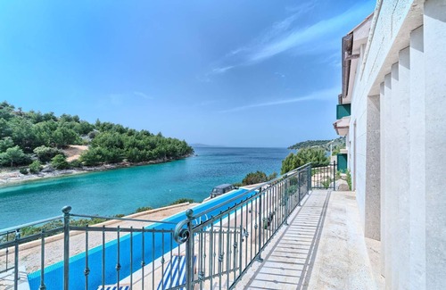 Cove Makarac (Milna) Villa | Villa Allure - luxury beachfront villa with 5 bedrooms and a private pool