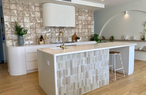 Runaway Bay House | Villa Amalfi - 3 Bedroom, 4 bathroom and 2 living areas