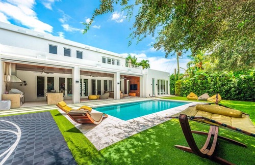 Coral Gables Villa | Villa Amani-Modern 7BR Villa w/Basketball Court & Gym