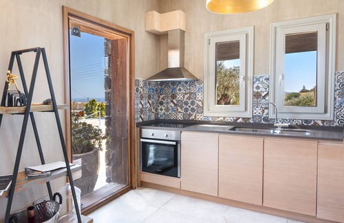 Vourvoulos House | Villa 'Amaranthine' with Private Pool, Wi-Fi and Air Conditioning