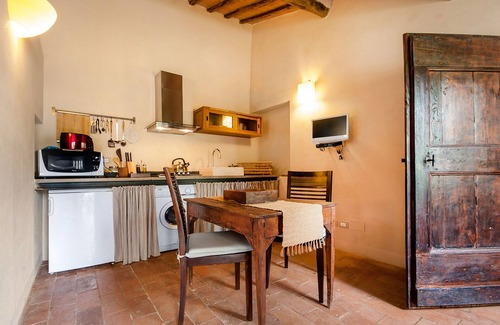 Brenna Apartment | Villa Amedeo apartment Giotto 15 km from Siena