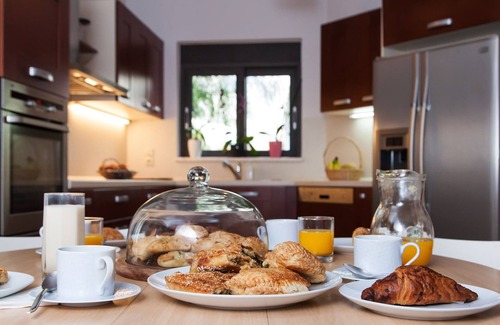 Pitharion Villa | Villa Ampelaki, premium 5 bdr villa with heated pool