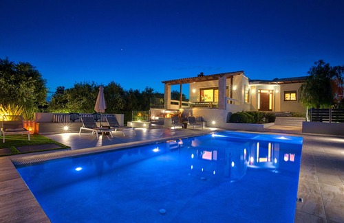 Pitharion Villa | Villa Ampelaki, premium 5 bdr villa with heated pool