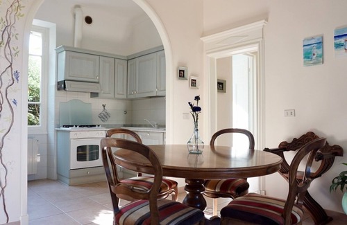 Vallecrosia Apartment | Villa Angelina Holiday Homes - Casa Glicine 5 minutes walk from the sea