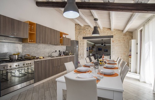Scicli Villa | VILLA ANTICA AIA R. WITH POOL A/C 5 ROOM WITH BATHROOM AND WIFI FREE IN SCICLI