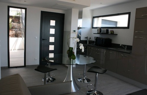 Saint-Jeannet Apartment | Villa Apartments, private garden and pool, sea view