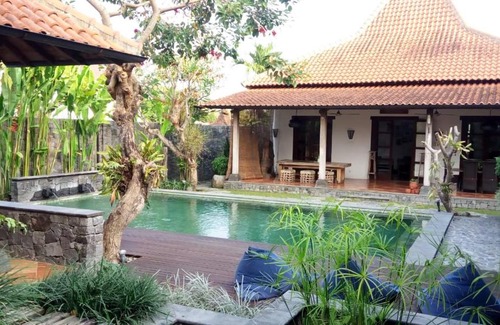 Colomadu House | Villa Aquin