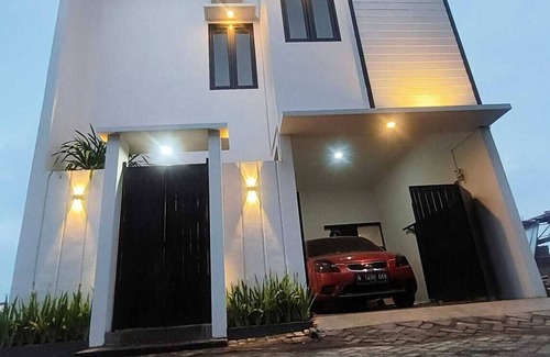 Sidomulyo House | VILLA ARSY : 3 Bedrooms with AC for comfort and freshness in Batu City,East Java