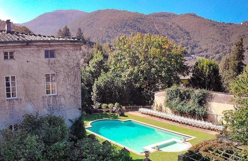 Vorno Villa | Villa Artemia: A splendid eighteenth-century three-story historical villa surrounded by a wonderful age-old park, with Free WI-FI.