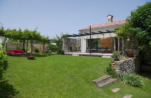 Kras Villa | Villa Artes with Free Hot Tub & Sauna