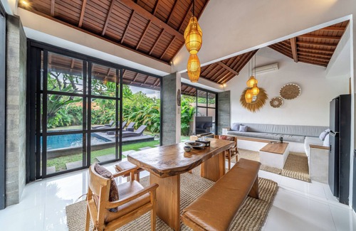 Batu Bolong Villa | Villa Aruna Batu Bolong Beauty 5 bed air/con living