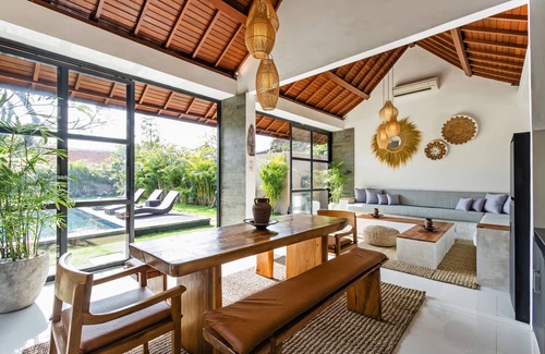Batu Bolong Villa | Villa Aruna Batu Bolong Beauty 5 bed air/con living