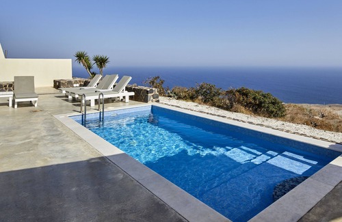 Imerovigli Villa | Villa Assyrtiko, 3 bedrooms, heated pool. Part of Theano Cave Suites & Villas