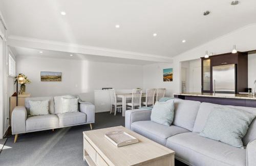 Two Mile Bay House | Villa at the Lake