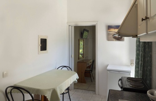 Kato Korakiana Apartment | 'Villa Avra Apartment 2nd Floor' with Mountain View, Garten & Wi-Fi