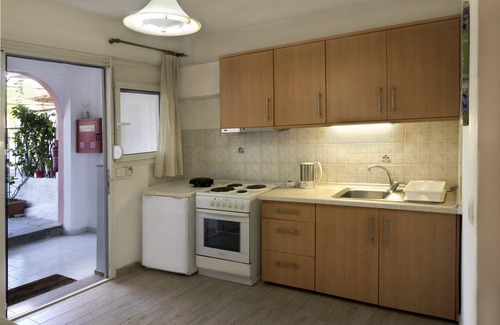 Kato Korakiana Apartment | 'Villa Avra Apartment Groundfloor' with Mountain View, Garden & Wi-Fi