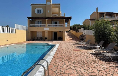 Arillas House | Villa Avra, Villa Avra Arillas : Vue sur mer et coucher de soleil avec très grande piscine