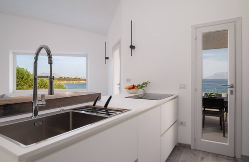 Pittulongu Villa | Villa Azul by Klodge - contemporary pied dans l'eau with hydromassage pool