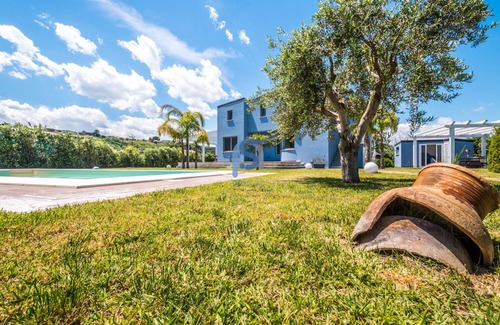 Lascari Villa | Villa azzurra with private swimming pool